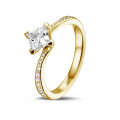 0.70 Karat Diamant Solitärring aus Gelbgold mit Prinzessdiamant und kleinen runden Diamanten