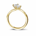 0.70 Karat Diamant Solitärring aus Gelbgold mit Prinzessdiamant und kleinen runden Diamanten
