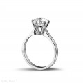 2.00 Karat Diamant Solitärring aus Platin mit kleinen Diamanten