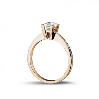 Bestseller Rotgoldschmuck - 0.70 Karat Solitärring aus Rotgold mit Prinzessdiamanten und kleinen Diamanten