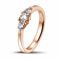 0.45 Karat Trilogiering mit runden Diamanten aus Rotgold