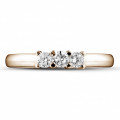 0.50 Karat Trilogiering mit runden Diamanten aus Rotgold