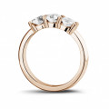 1.00 Karat Trilogiering mit runden Diamanten aus Rotgold