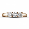 1.00 Karat Trilogiering mit runden Diamanten aus Rotgold