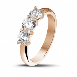 Verlobung - 1.00 Karat Trilogiering mit runden Diamanten aus Rotgold