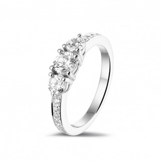 Verlobung - 1.10 Karat Diamant Trilogiering aus Platin mit kleinen Diamanten