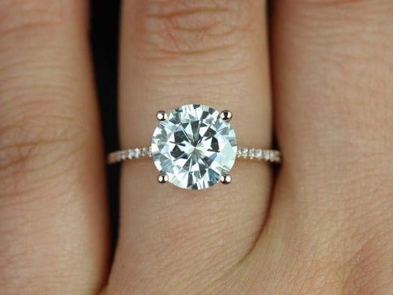 Ein Ring besetzt mit Brillanten: auch für den zukünftigen Bräutigam