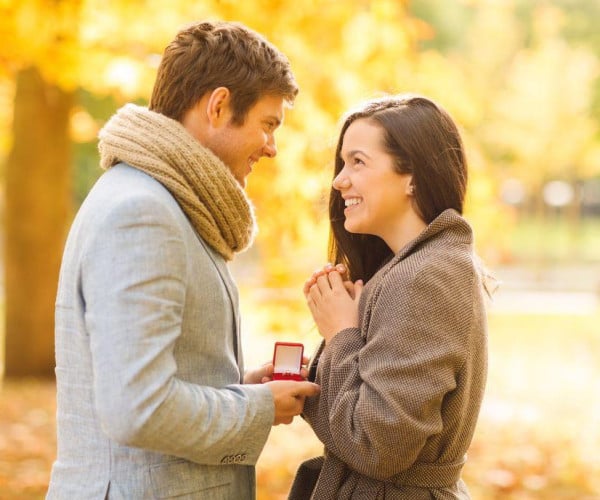 Ein Heiratsantrag mit einem weißgoldenen Verlobungsring