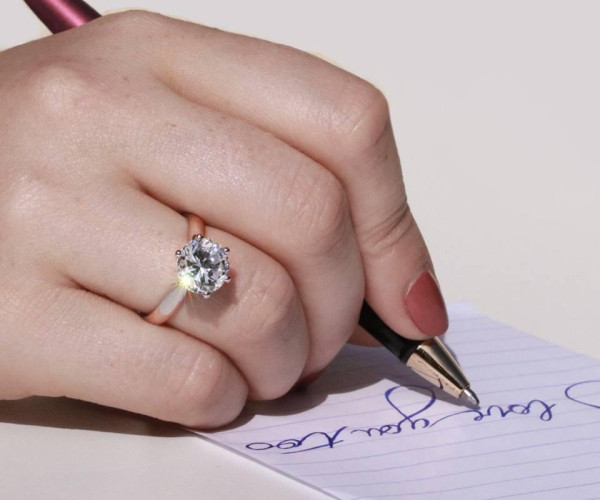 Klassischer Solitär Verlobungsring mit rundem Diamanten