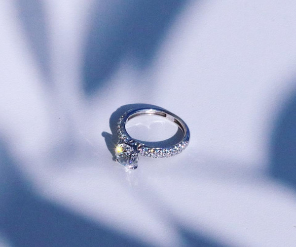 Solitär Verlobungsring mit rundem Diamanten und kleinen Seitendiamanten