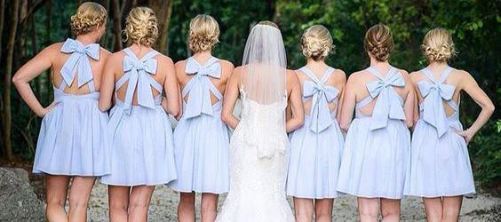 Hochzeit, Braut inmitten ihrer sechs Brautjungfern
