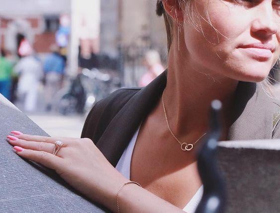 Geschäftsfrau mit schlichtem Diamantschmuck