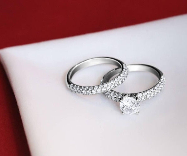 Matching Diamant Ehering aus Platin als Ergänzung zum Solitär Verlobungsring
