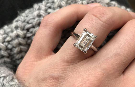 Diamant im Smaragdschliff auf Platinring BAUNAT