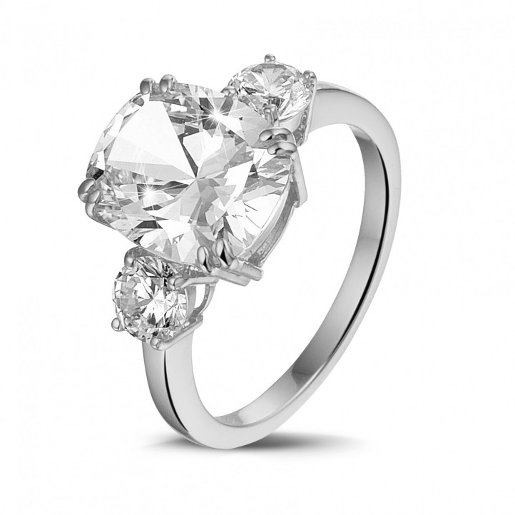 Ring aus Weißgold mit Diamant im Kissenschliff und runden Diamanten