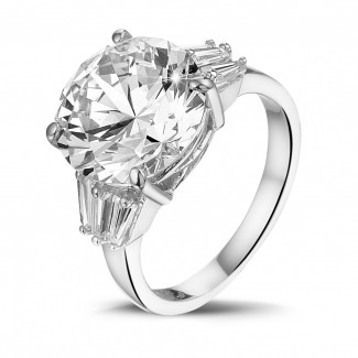 Verlobung - Ring aus Weißgold mit einem runden Diamanten und trapezförmigen Diamanten