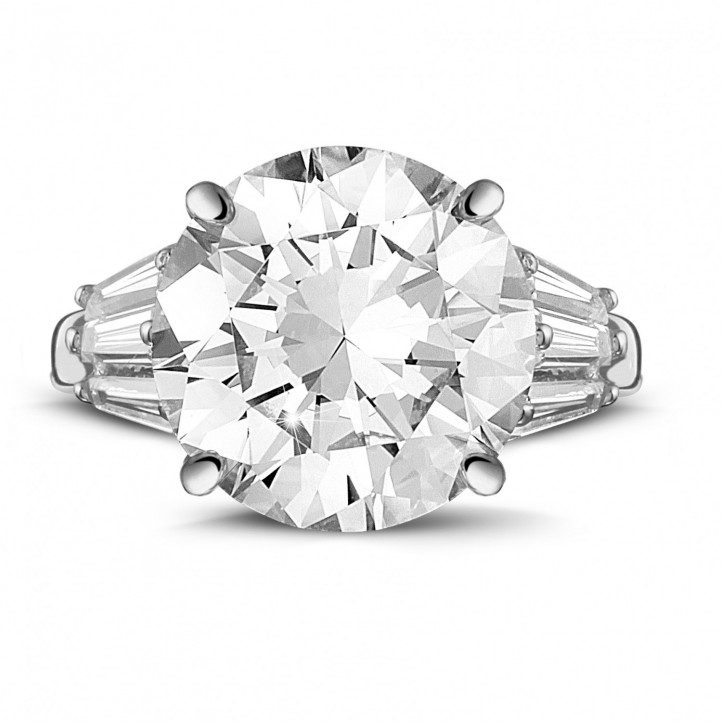 Ring aus Weißgold mit einem runden Diamanten und trapezförmigen Diamanten