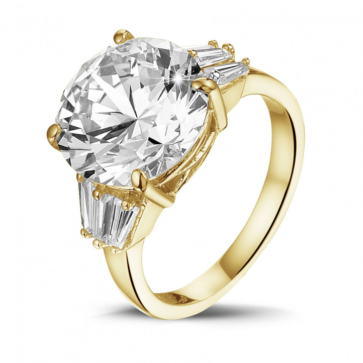 Ring aus Gelbgold mit einem runden Diamanten und trapezförmigen Diamanten