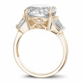 Ring aus Rotgold mit einem runden Diamanten und trapezförmigen Diamanten