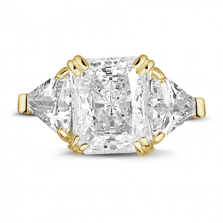Ring aus Gelbgold mit Radiant Diamant und triangel Diamanten