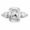 Ring aus Weißgold mit Diamant im Kissenschliff und runden Diamanten
