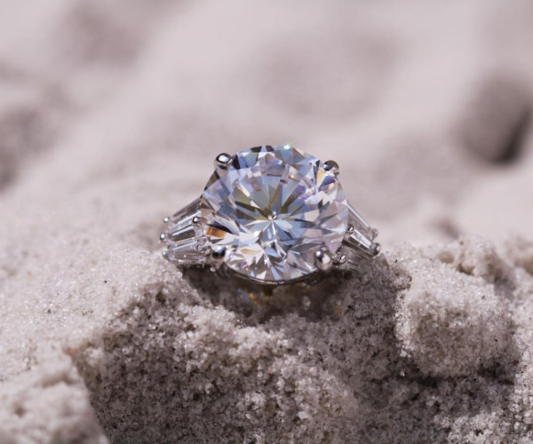 Solitär Verlobungsring aus Weißgold mit rundem Diamant