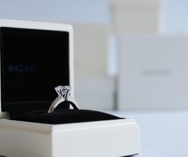 Platin-Verlobungsring mit Diamanten im offenen Schmuckkästchen, klassische Krappenfassung