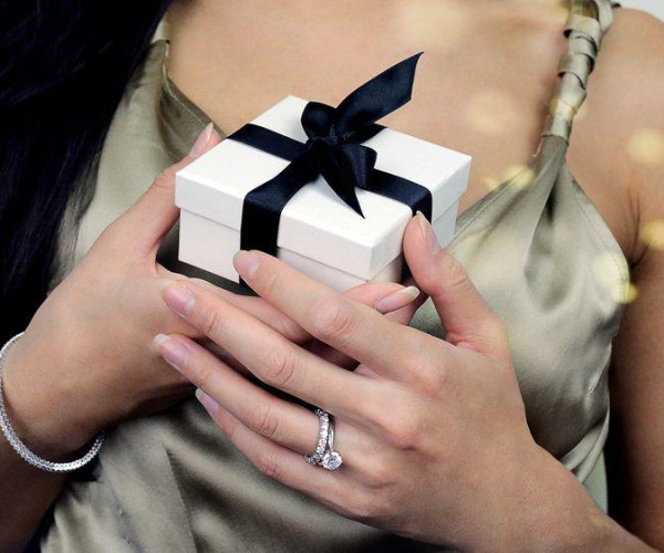 Geschenkbox, Solitär-Diamant-Verlobungsring mit Diamanten an der Seite und Armband BAUNAT