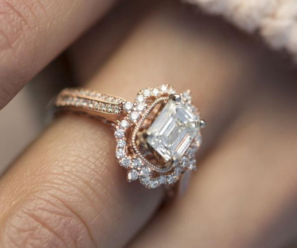Solitär Diamantring im Emerald Schliff in Rotgold mit Seitendiamanten