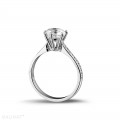 1.50 Karat Diamant Solitärring aus Platin mit kleinen Diamanten