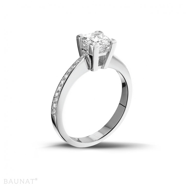 1.00 Karat Solitärring aus Platin mit Prinzessdiamanten und kleinen Diamanten
