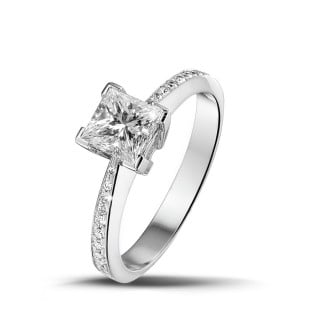 Verlobung - 1.00 Karat Solitärring aus Platin mit Prinzessdiamanten und kleinen Diamanten