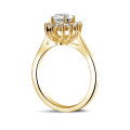 0.90 Karat Entourage Ring mit ovalem Diamanten aus Gelbgold