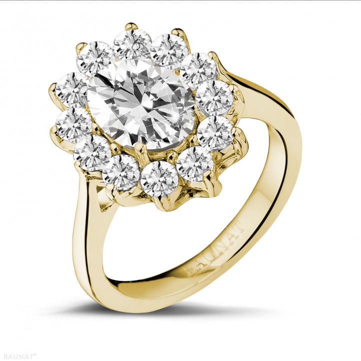 2.85 Karat Entourage Ring mit ovalem Diamanten aus Gelbgold