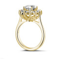 2.85 Karat Entourage Ring mit ovalem Diamanten aus Gelbgold