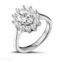 2.85 Karat Entourage Ring mit ovalem Diamanten aus Platin