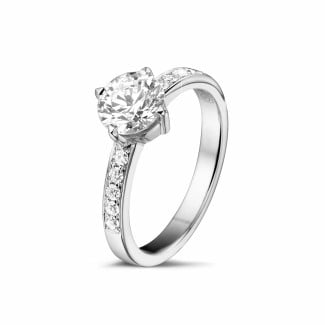 Ring with brilliant - 1.00 carat solitaire diamond ring in white gold with side diamonds