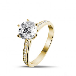 2.00 carat solitaire diamond ring in yellow gold with side diamonds
