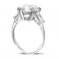 Ring in white gold with pear shaped diamond and taper cut baguette diamonds