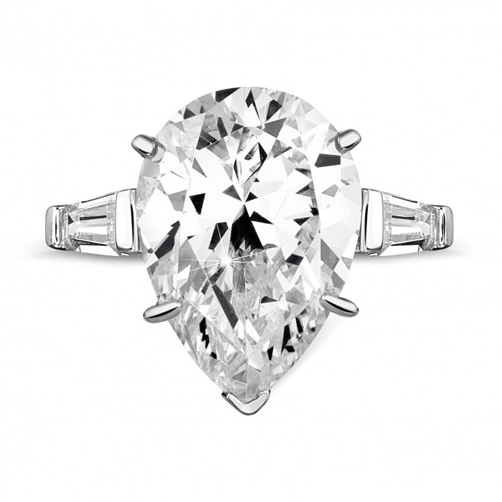 Ring in white gold with pear shaped diamond and taper cut baguette diamonds