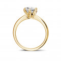 1.00 carat solitaire ring in yellow gold with round diamond