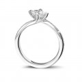 Price Offer nr. 2 Mrs Wu - 1.00 carat solitaire ring in white gold with princess diamond and side diamonds