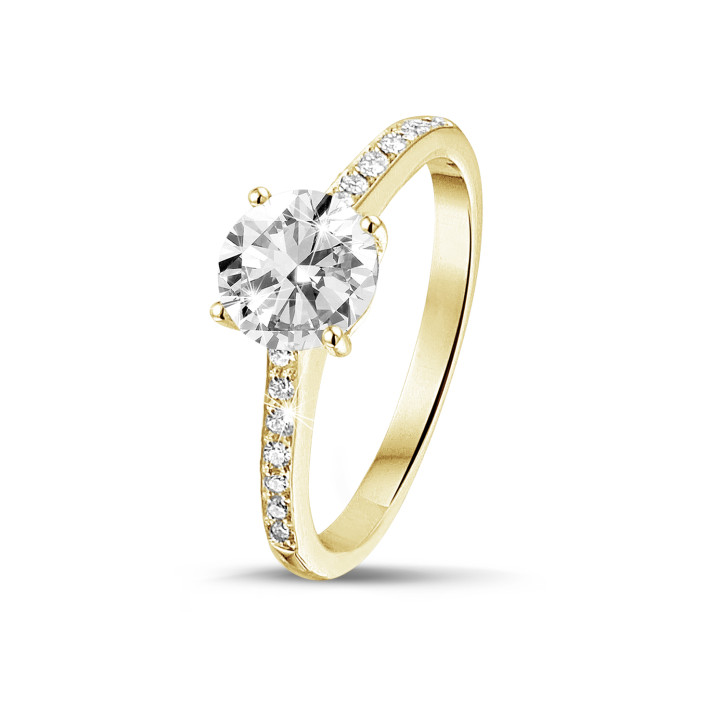 1.00 carat solitaire ring in yellow gold with four prongs and side diamonds