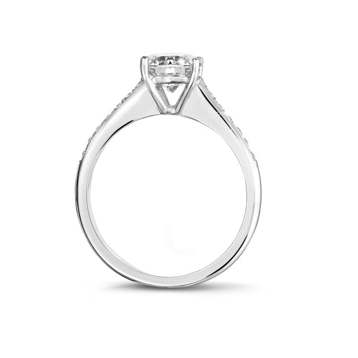 1.00 carat solitaire ring in white gold with four prongs and side diamonds
