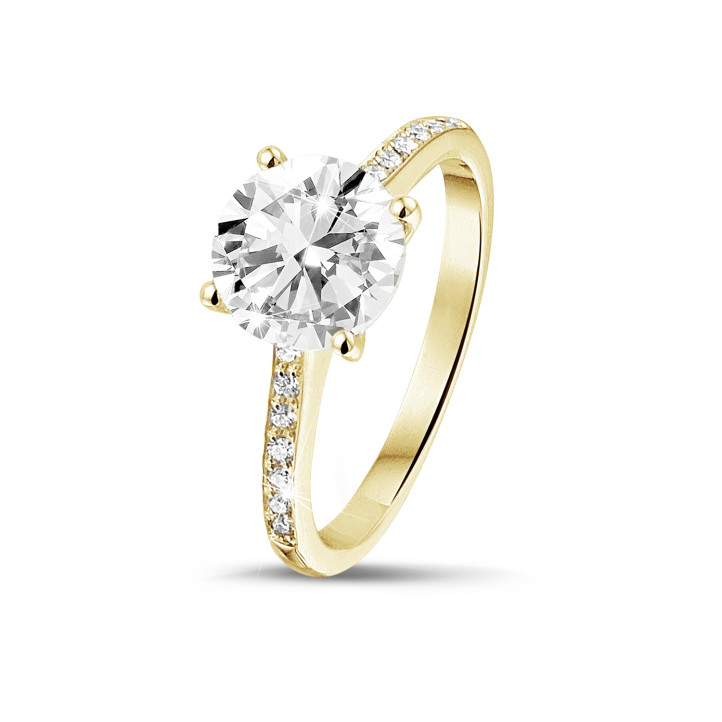 2.00 carat solitaire ring in yellow gold with four prongs and side diamonds