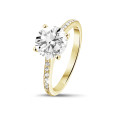 2.50 carat solitaire ring in yellow gold with four prongs and side diamonds