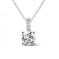 0.90 carat solitaire pendant in white gold with four prongs and round diamonds
