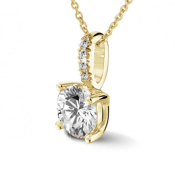 1.00 carat solitaire pendant in yellow gold with four prongs and round diamonds