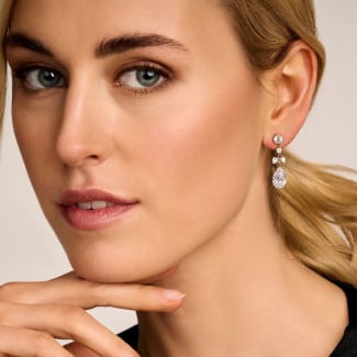 Earrings - 7.80 carat earrings in white gold with round and pear-shaped diamonds