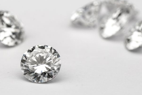 Loose round diamonds